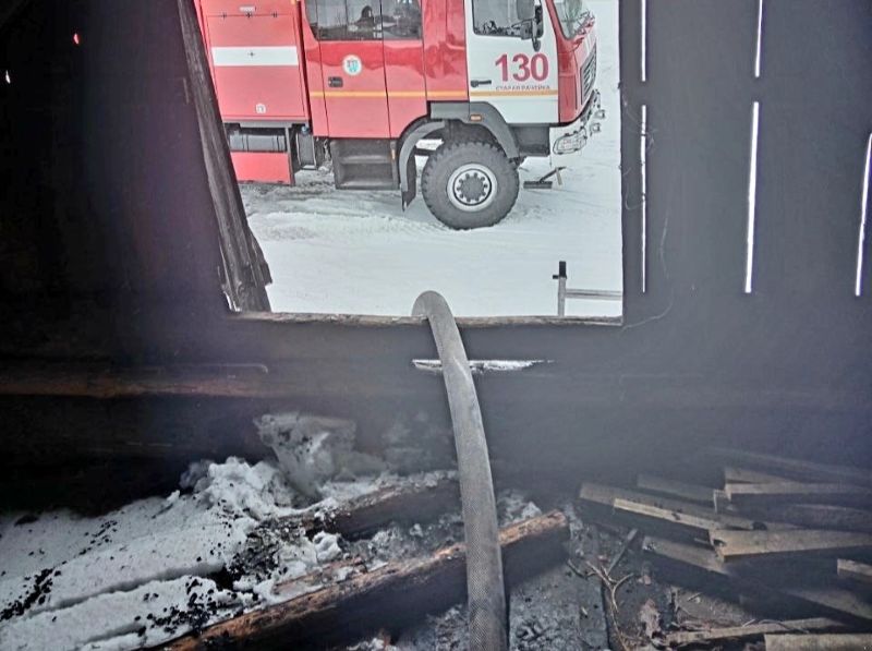 К приезду пожарных-спасателей гараж горел открытым пламенем - в выходные не обошлось без происшествий