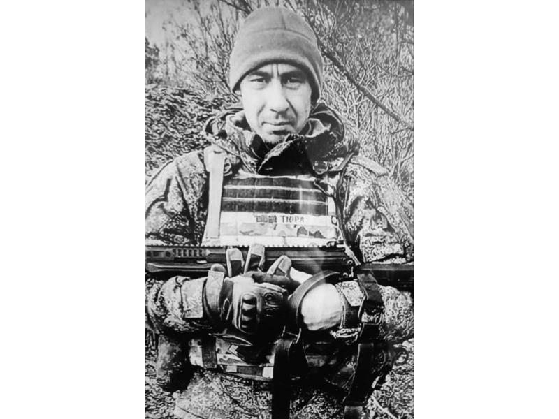 В селе Садовое проводят в последний путь геройски погибшего мотострелка