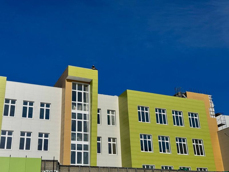 Названа дата сдачи новой школы в центре Сызрани, с хоккейным кортом и теплицами во дворе