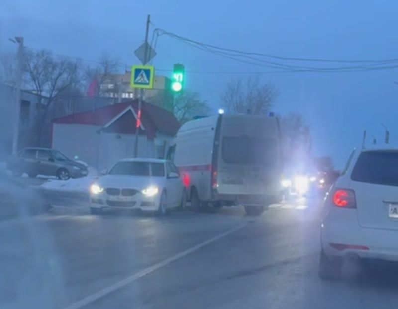 «А не летела ли ты на красный?»: в Сызрани в ДТП попали скорая помощь и BMW