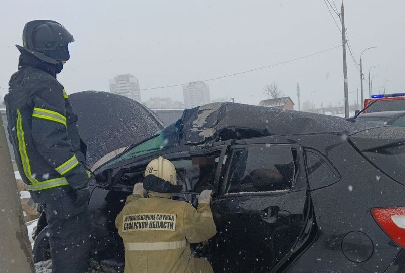 Раненого мужчину извлекли из покалеченной в ДТП иномарки и срочно передали медикам