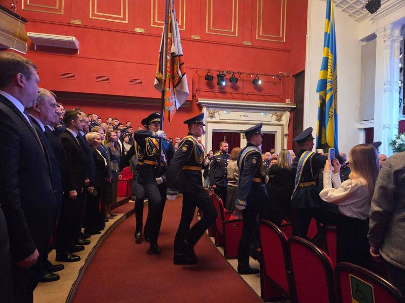 В тишине был слышен звон медалей на кителях: в Сызрани торжество в честь Дня защитника Отечества начали с минуты молчания