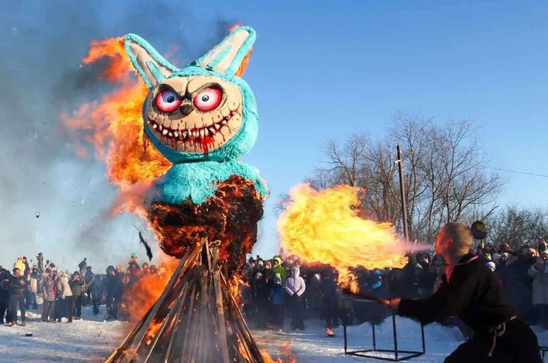 В России на Масленицу сожгли злую Лабубу с кровавым ртом