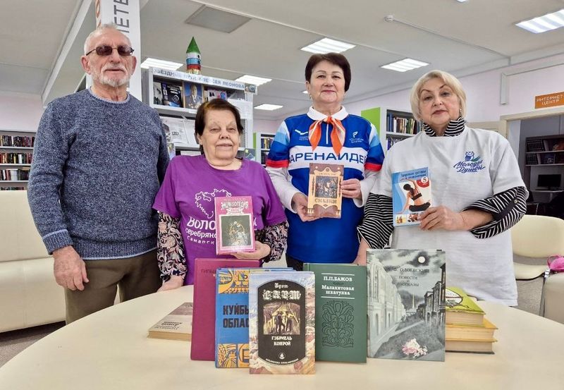 Жительница Сызрани подарила «космической» библиотеке почти сотню интересных книг