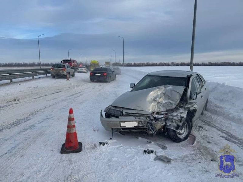 Жесткое столкновение трех автомобилей заставило закрыть участок дороги «Обход Тольятти» - раненому помогли медики