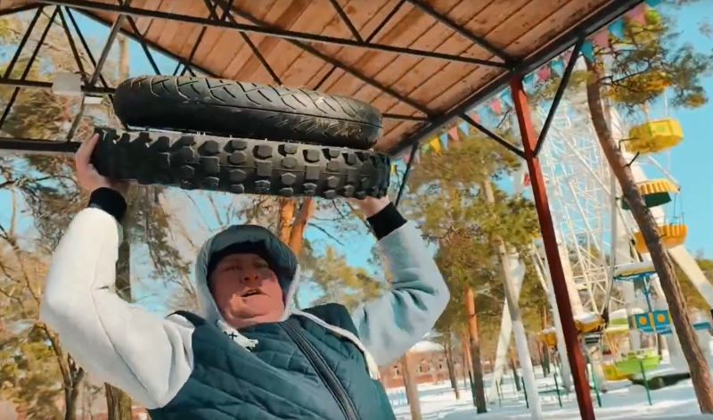 Ели блины, гоняли в валенках на квадриках и жгли Масленицу: как жители Сызрани проводили зиму