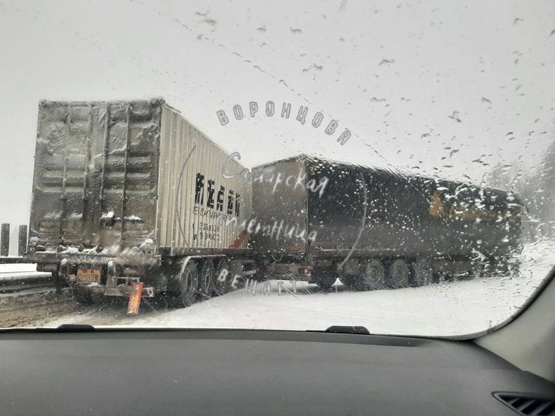 В полиции сообщили о столкновении фуры с легковым авто: дорога «встала»