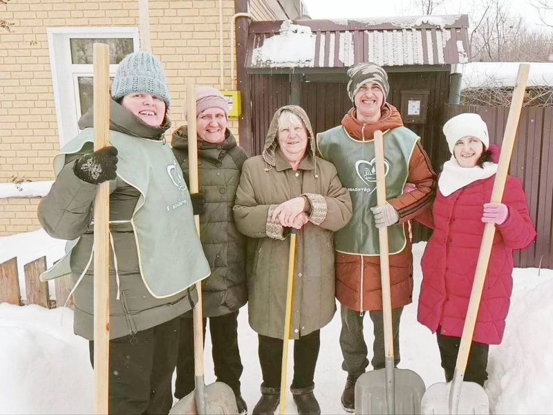 В Сызрани коллеги пришли к пенсионерке с лопатами и добрыми намерениями