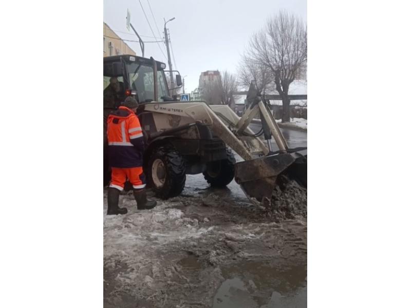 В центре Сызрани утрамбованный машинами снег «запломбировал» ливневку - пришлось вмешаться тяжелой технике