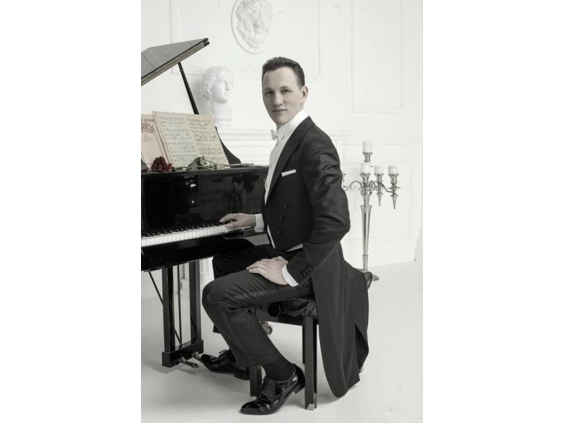 Отец назвал его голос «женским», он пел в бане и в роддоме - лирический тенор Сергей Петрищев покорил Европу и выступит в Сызрани