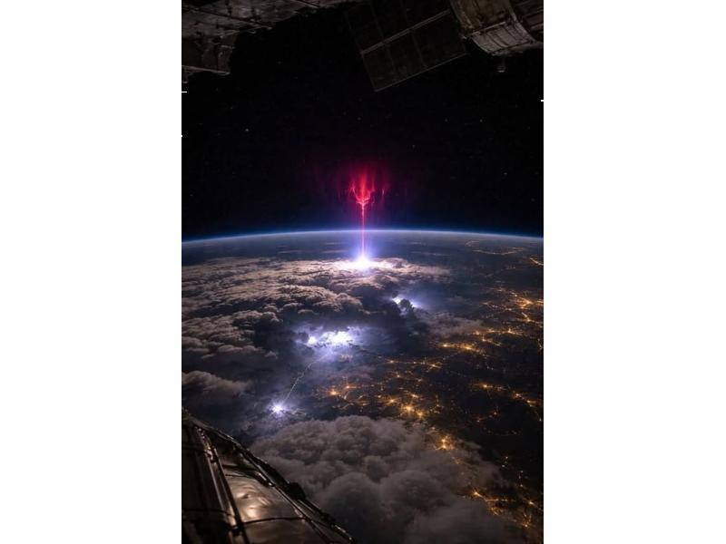 Это не «Евангелион», но очень похоже - молнии «ошиблись» и ударили не в ту сторону