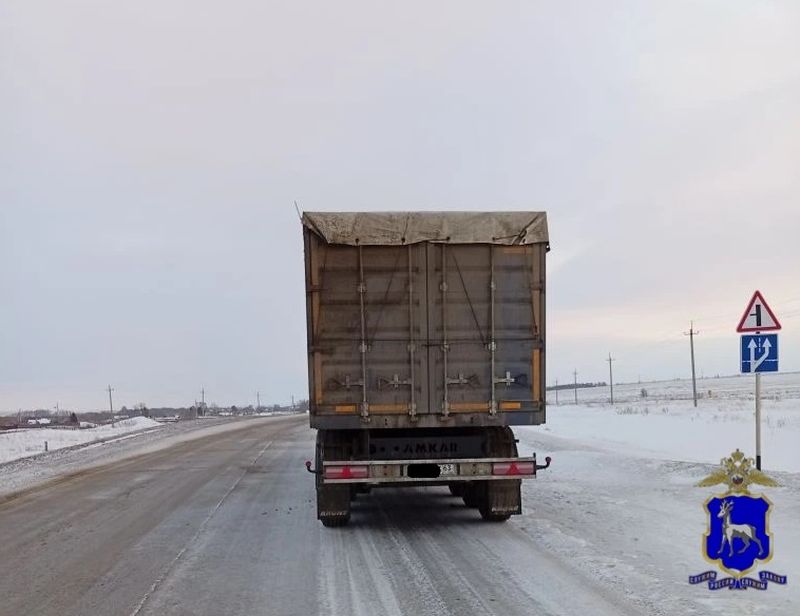 В изувеченной легковушке находилась молодежь: в полиции выяснили, как легковое авто выскочило под MAN