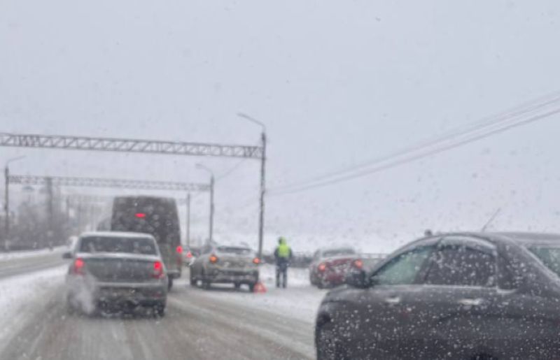 В утренний час пик снегопад пощекотал нервы водителям Сызрани