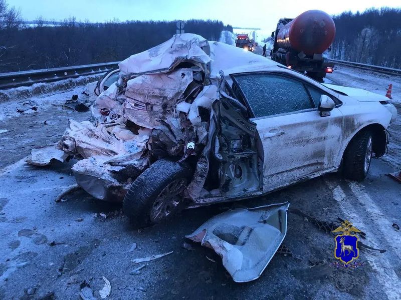 Женщина в иномарке погибла мгновенно - легковушку сплющило при столкновении с грузовиком