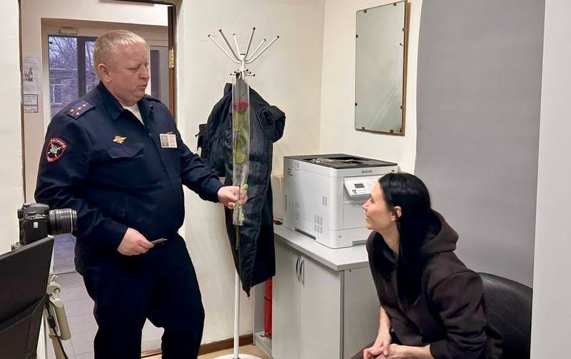 В Сызрани девушек с правами поздравили два начальника-майора
