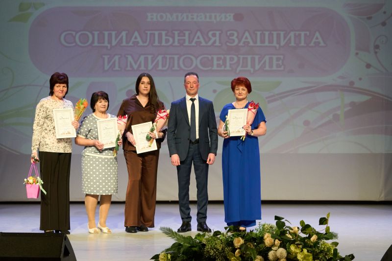 Весенние букеты и слова благодарности: в Сызрани названы имена городского конкурса «Женщина года»