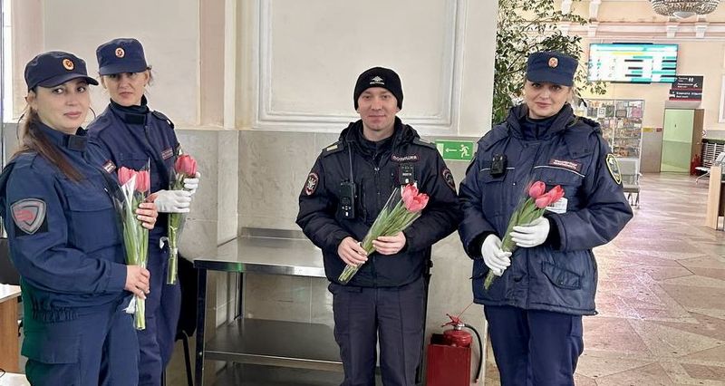 Сотрудники транспортной полиции принесли тепло 8 марта женщинам - и не только сотрудницам