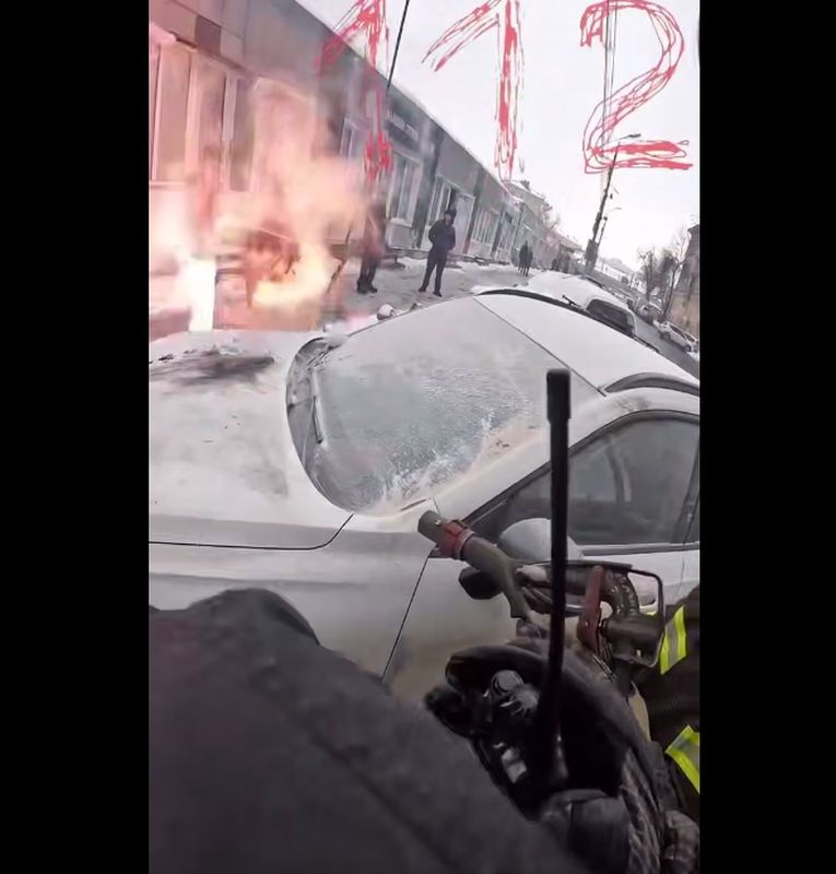 Оголённый провод ЛЭП упал на припаркованный автомобиль