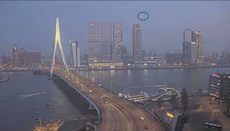 Метеорит промчался над Европой подобно баллистической ракете, попал на видео и взорвался в небе