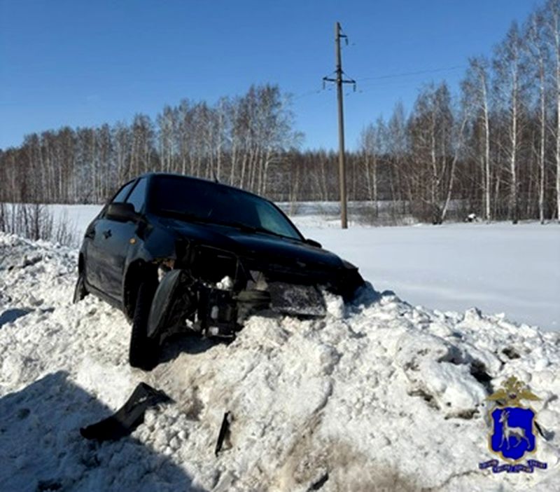В Самарской области легковушка протаранила на скорости сугроб