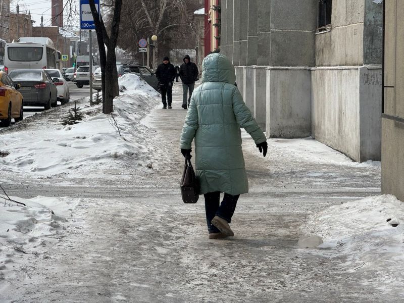Главам городов и районов Самарской области поручено взять под контроль обледенелые тротуары и наледь на крышах