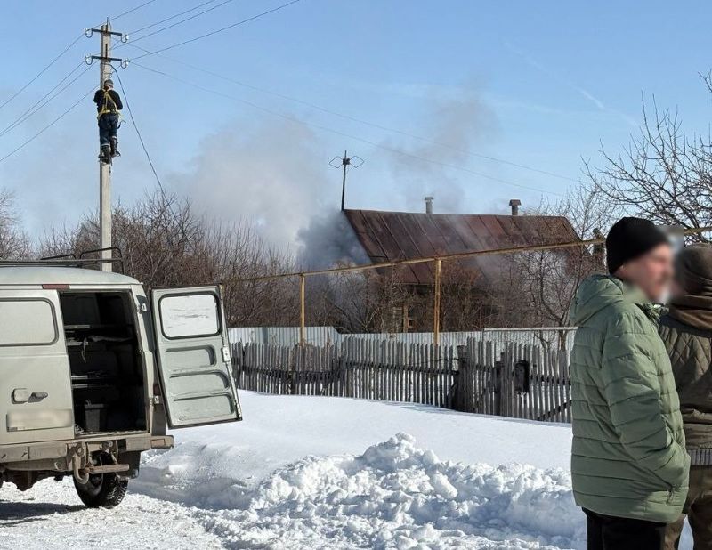 Густой дым повалил из-под конька крыши: очевидцы сообщают о пожаре