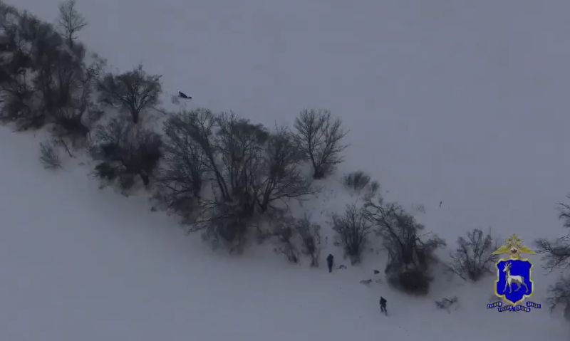 Нелегальный мигрант пытался уползти по снежному полю от полиции - беглеца выследил коптер