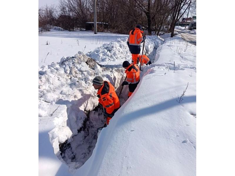 В Сызрани рабочие по грудь закопались в снегу и зашли на частные огороды