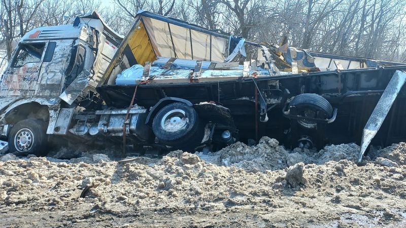 Водитель завалившейся на бок фуры с «пластиком» отказался от предложения медиков скорой