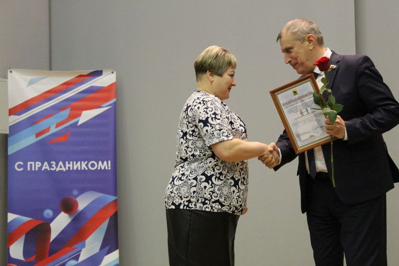 Одни из лучших сотрудников ЖКХ встретили свой праздник в торжественной обстановке, другие - на «полях сражений» с паводком