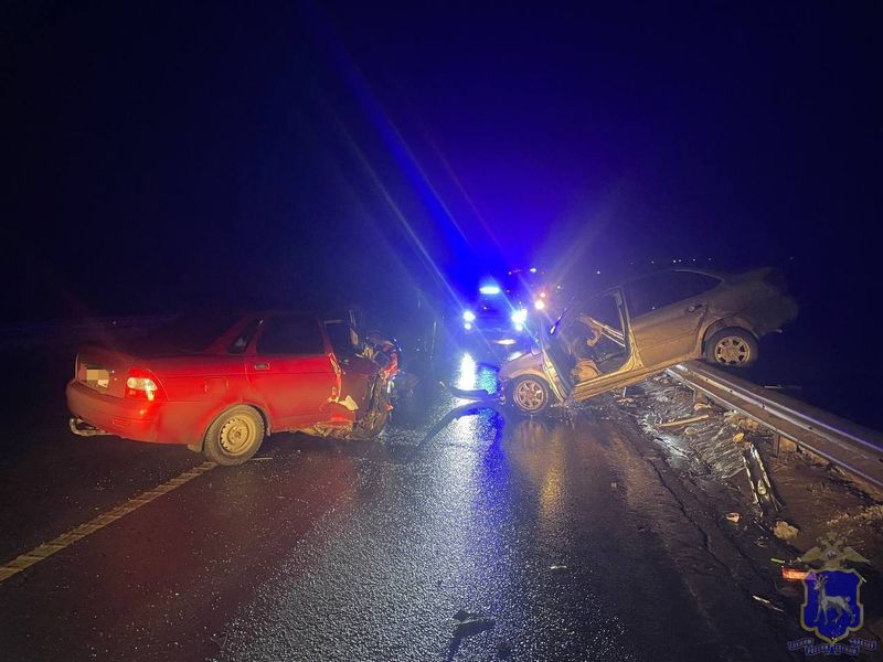 Одно авто лишилось полкузова, второе - повисло на отбойнике: подробности ДТП под Сызранью