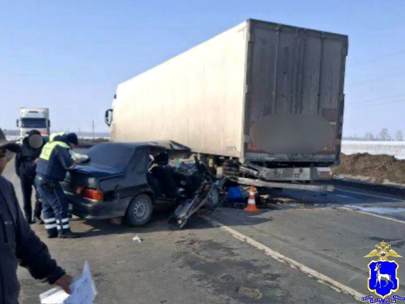 Врачи пытались спасти пассажирку влетевшего в фуру легкового авто