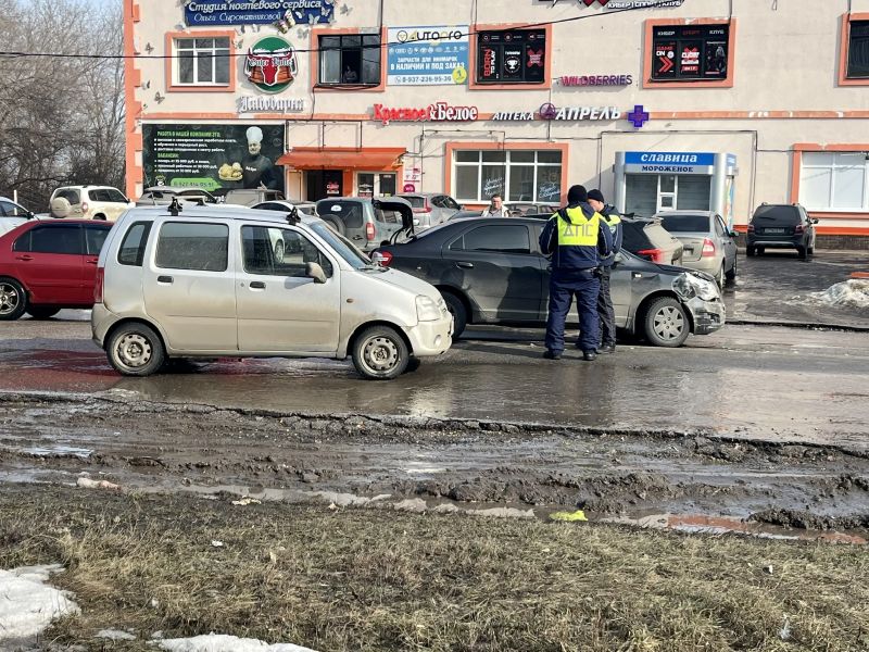 В районе Образцовской площадки легковушки перекрыли две полосы