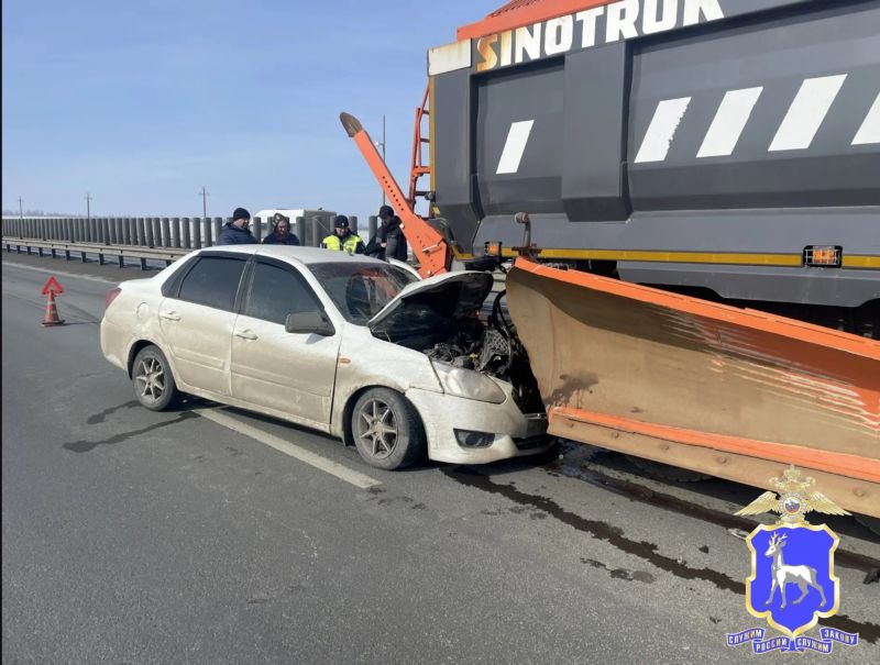 На М-5 в Самарской области капот Datsun на скорости «зашел» в машину дорожной службы