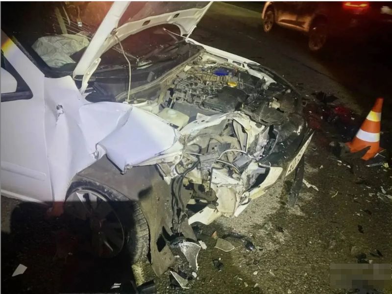 Людей отправили в больницу после жесткого лобового столкновения автомобилей