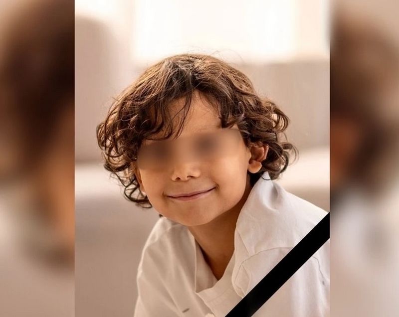 Погибшего на детской площадке ребенка похоронили в форме, о которой он мечтал