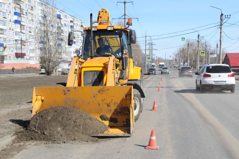 В Сызрани на уборку дорог вывели технику и людей с лопатами