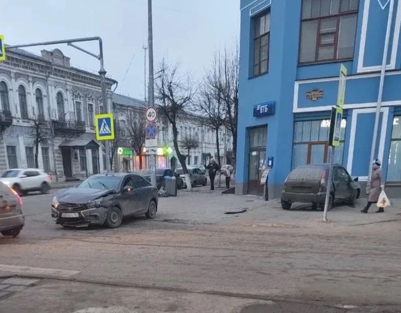 Перекресток, удар, почта: в центре Сызрани - жесткое ДТП