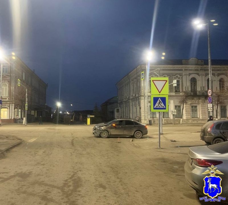 Невежливый водитель Kalina не пропустил авто с девочкой-подростком за рулем