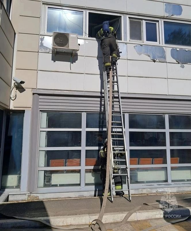 Узнав о пожаре на втором этаже, к ФОК «Надежда» в экстренном порядке прибыли спасатели