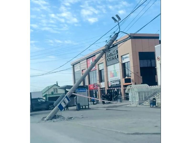 «Наверное, не придавит»: в центре Сызрани повисший на проводах бетонный столб огородили супер-надежной ленточкой