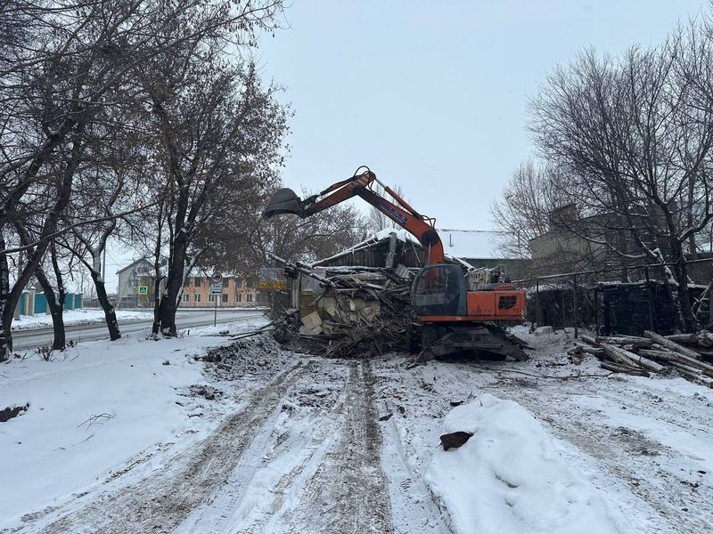На улице Декабристов работала тяжелая техника - расскажем, что скоро появится на месте ветхой «заброшки»