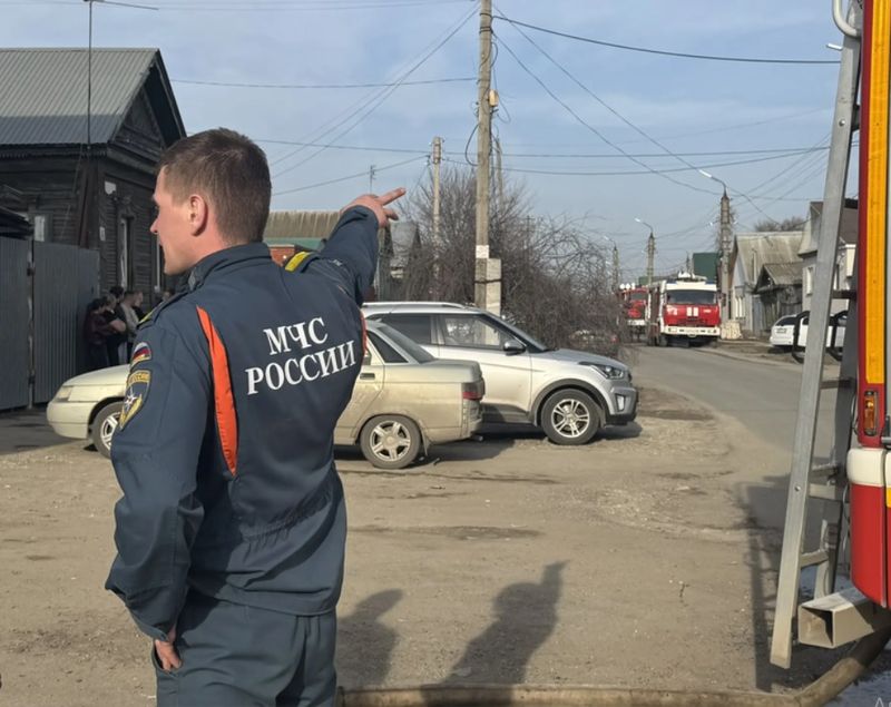 В эти минуты пожарные работают на месте возгорания на улице Фрунзе в Сызрани - фото с места ЧП