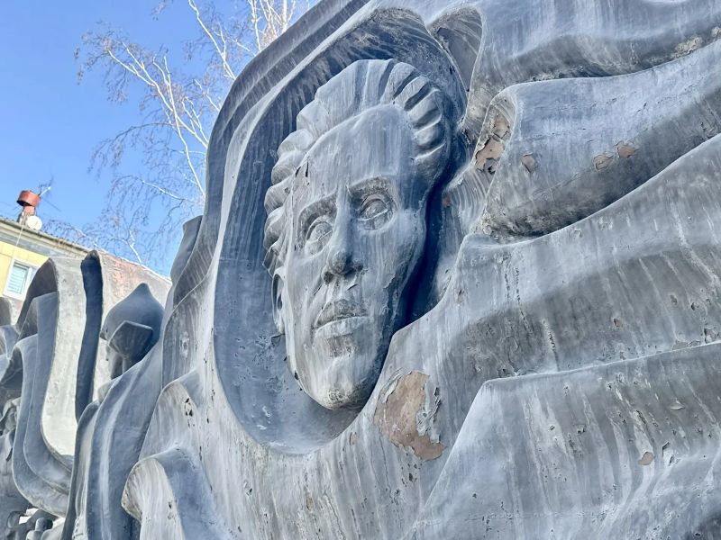 Сызранцы пожаловались на состояние памятника «Комсомол в бою и труде»