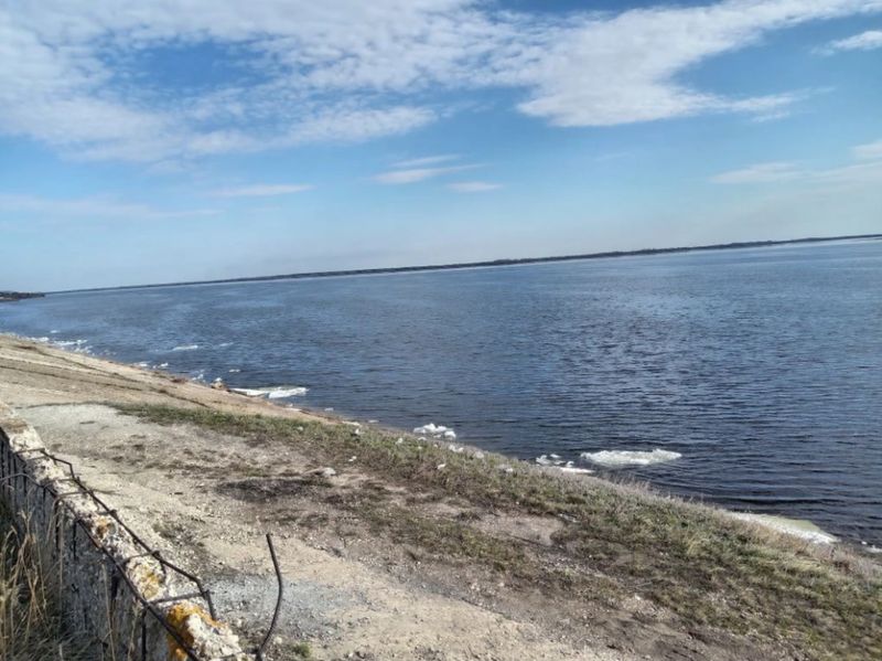 Волга в Сызрани в теплые дни почти лишилась льда, но к городу подбираются грозовые тучи