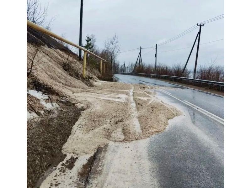 В Самарской области горный оползень выполз на дорогу и заставил ее частично перекрыть