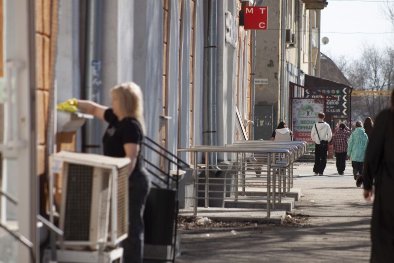 Сызрань готовится к масштабным субботникам: сотрудники торговых точек начали приводить в порядок фасады после зимы