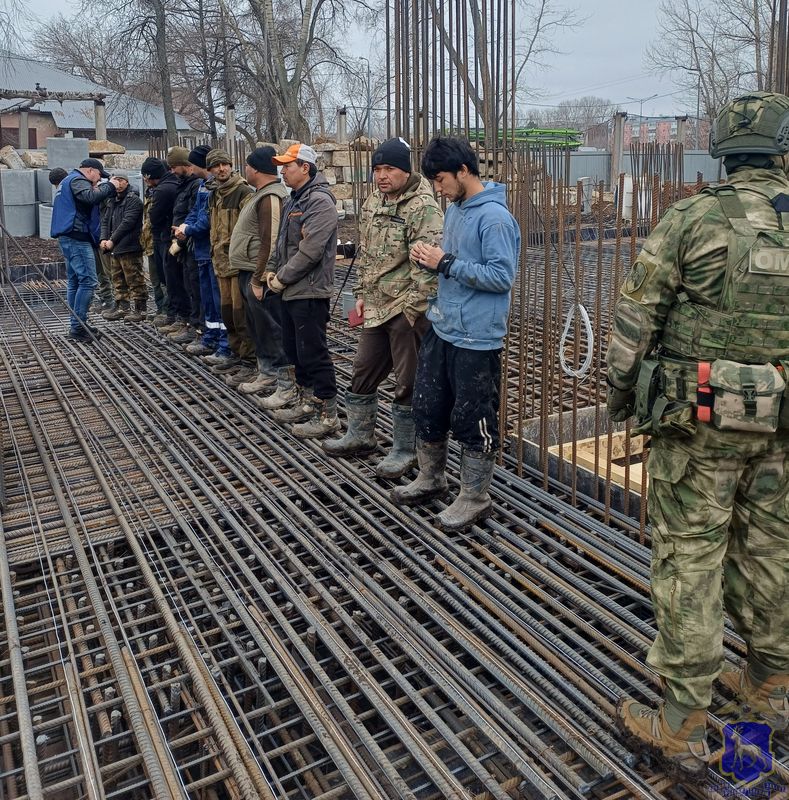 ФСБ и полиция искали мигрантов-нарушителей на стройках, в теплицах, складах - и нашли опасного преступника