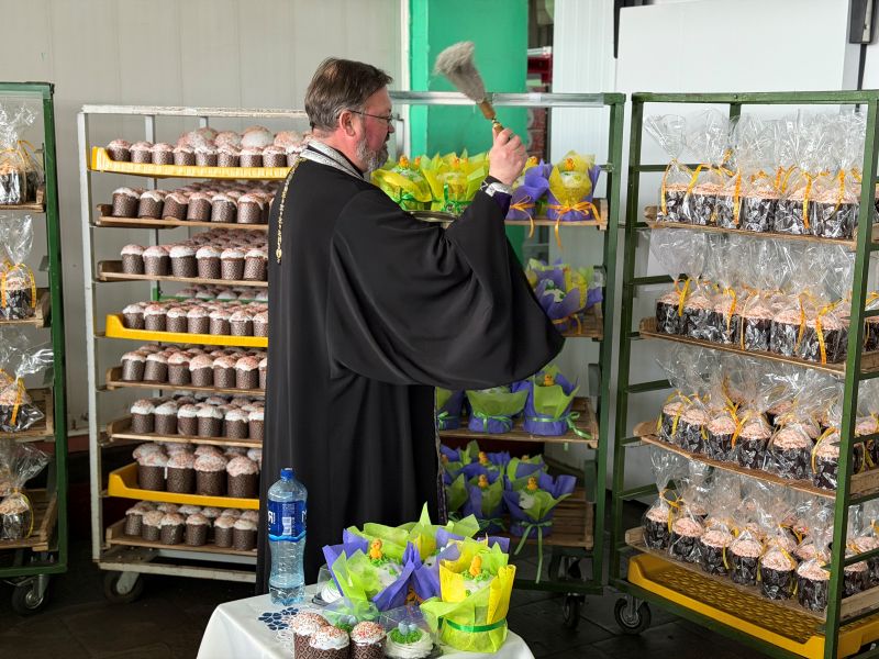 На сызранском хлебозаводе к празднику Светлого Христова Воскресенья освятили куличи