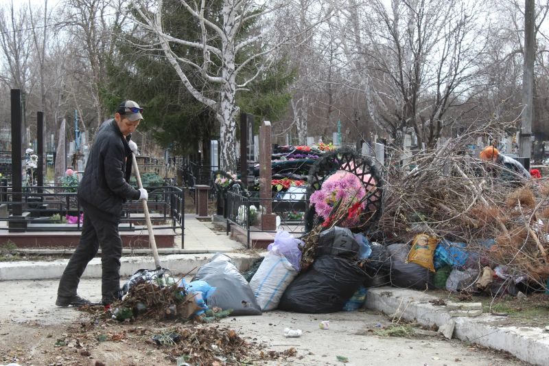 На кладбищах Сызрани наводят порядок перед Радоницей